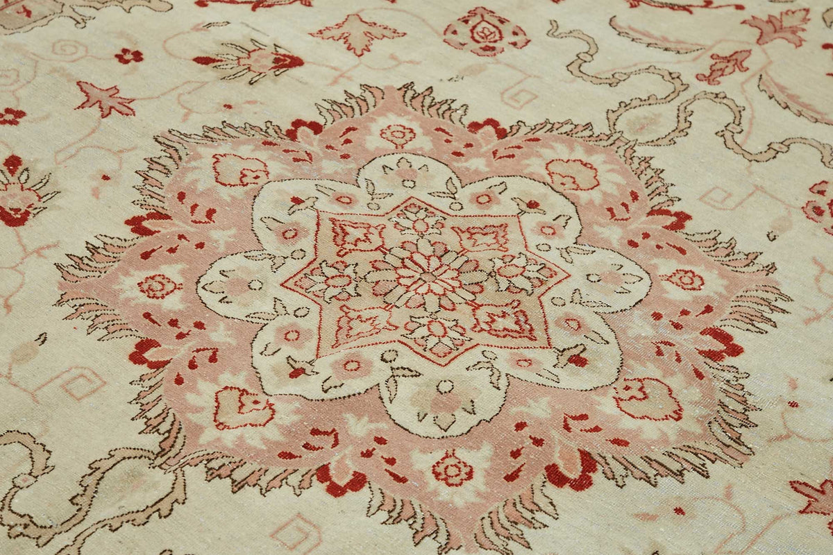 Vamave Düz Pembe Halı, Bej Zeminli Madalyon Desenli 245x280 cm – mekânda kullanım