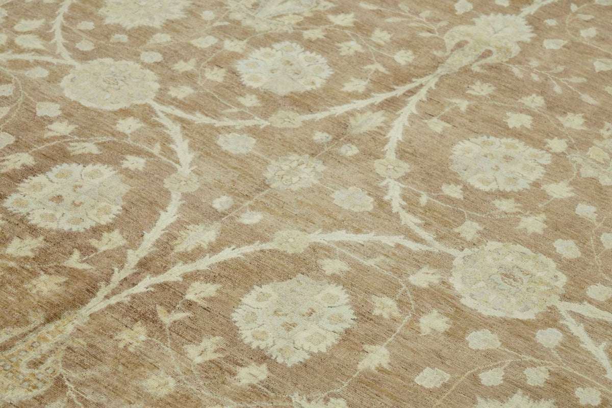 Vamave Açık Kahverengi Çiçek Desenli Yün Uşak Halısı 267x370 cm – mekânda kullanım
