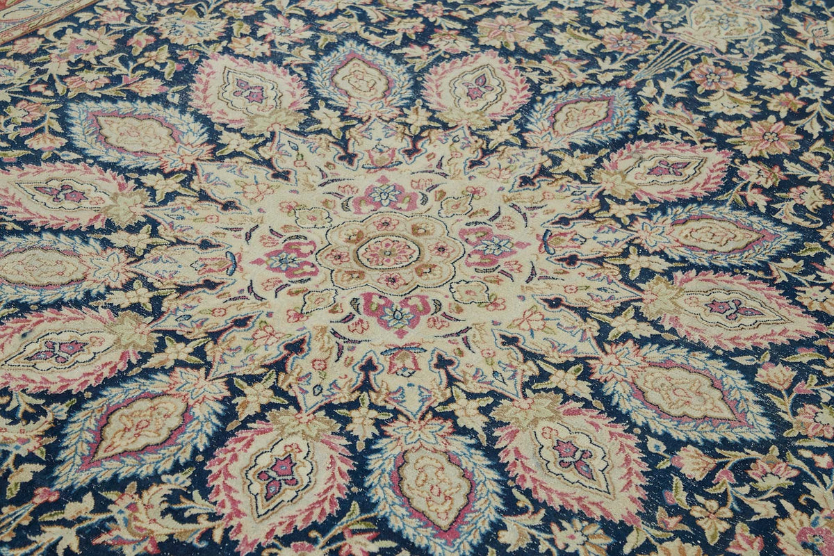 Rusvo Lacivert Kırmızı Madalyon Desenli Yün Halı 287x377 cm – mekânda kullanım