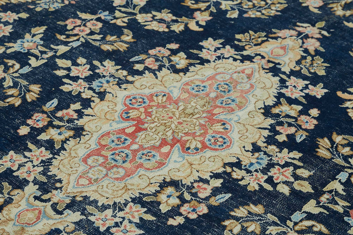 Rusvo Lacivert Bej Halı Vintage Çiçek Desenli 30-70 Yıllık 273x347 cm – mekânda kullanım