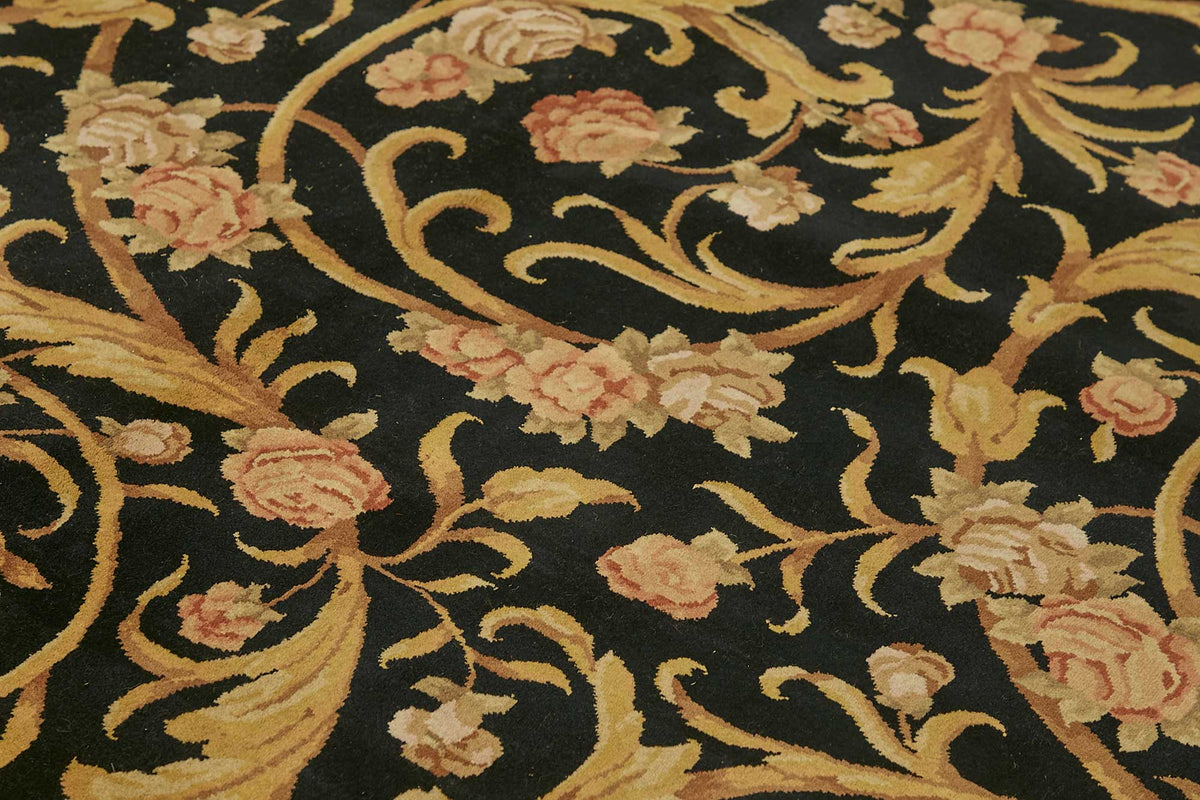 Vamave Düz Siyah Halı Çiçek Desenli Vintage Uşak 285x402 cm – mekânda kullanım