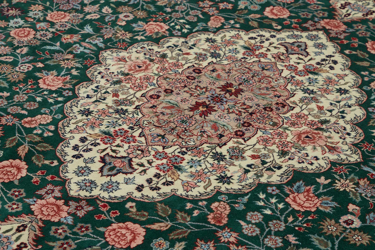 Vamave Zümrüt Yeşili ve Bej Çiçekli Yün Uşak Halısı 295x417 cm – mekânda kullanım