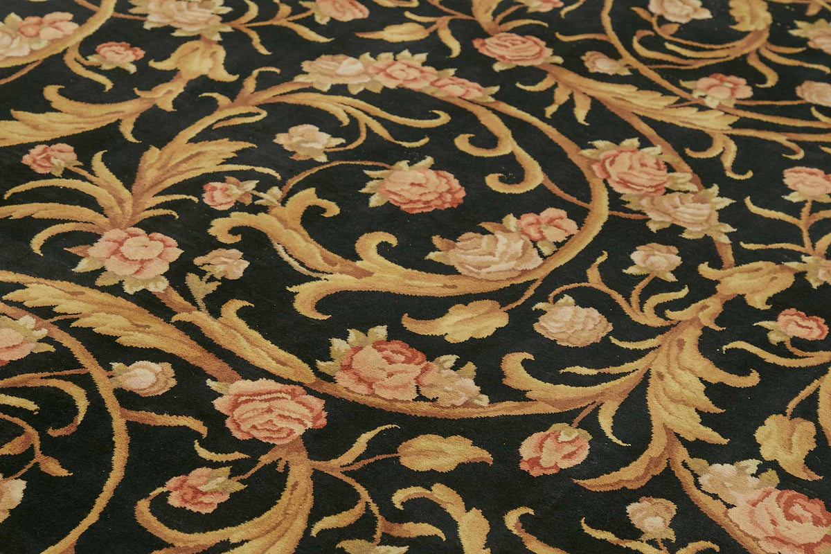 Vamave Siyah Çiçekli Uşak El Dokuma Halı 301x421 cm – mekânda kullanım
