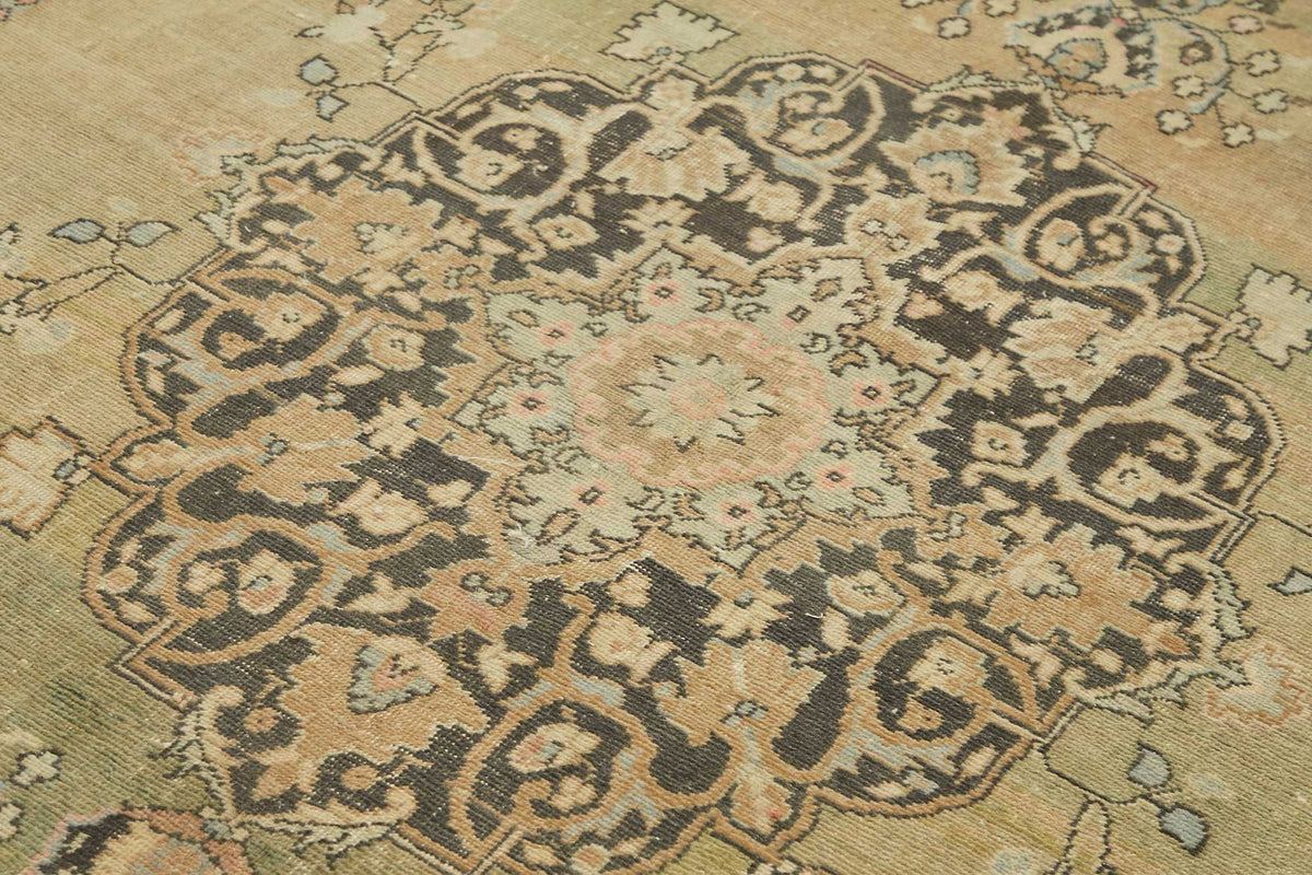 Rusvo Yeşil Bej Madalyon Desenli Vintage Yün Halı 200x310 cm – mekânda kullanım