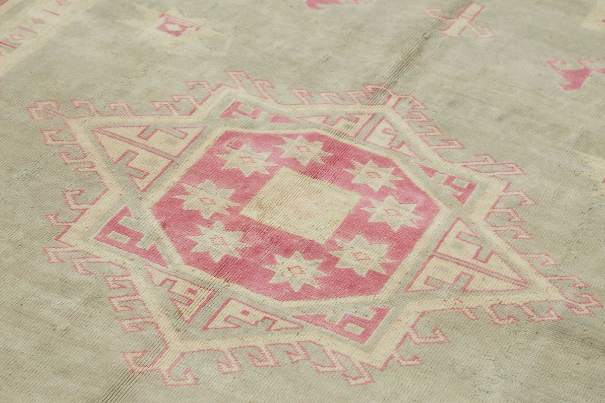 Kavale Gri Pembe Geometrik Desenli Etnik El Dokuma Halı 225x300 cm – mekânda kullanım