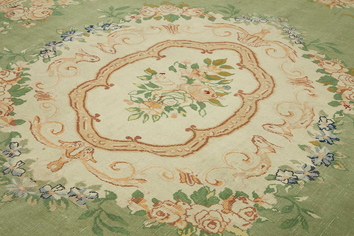 Rusvo Yeşil Bej Çiçek Desenli Yün El Dokuma Halı 300x370 cm – mekânda kullanım