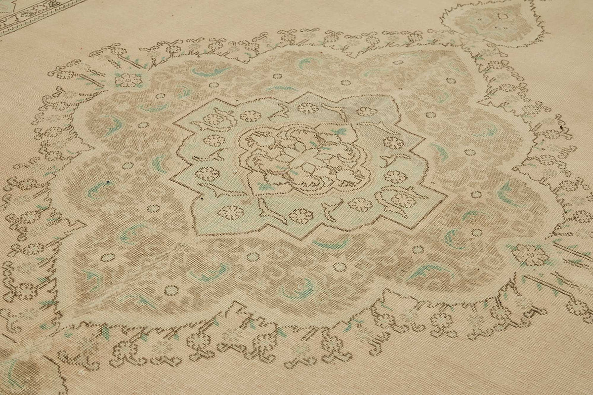 Rusvo Bej Yeşil Madalyon Desenli Klasik Yün El Dokuma Halı 290x385 cm – mekânda kullanım