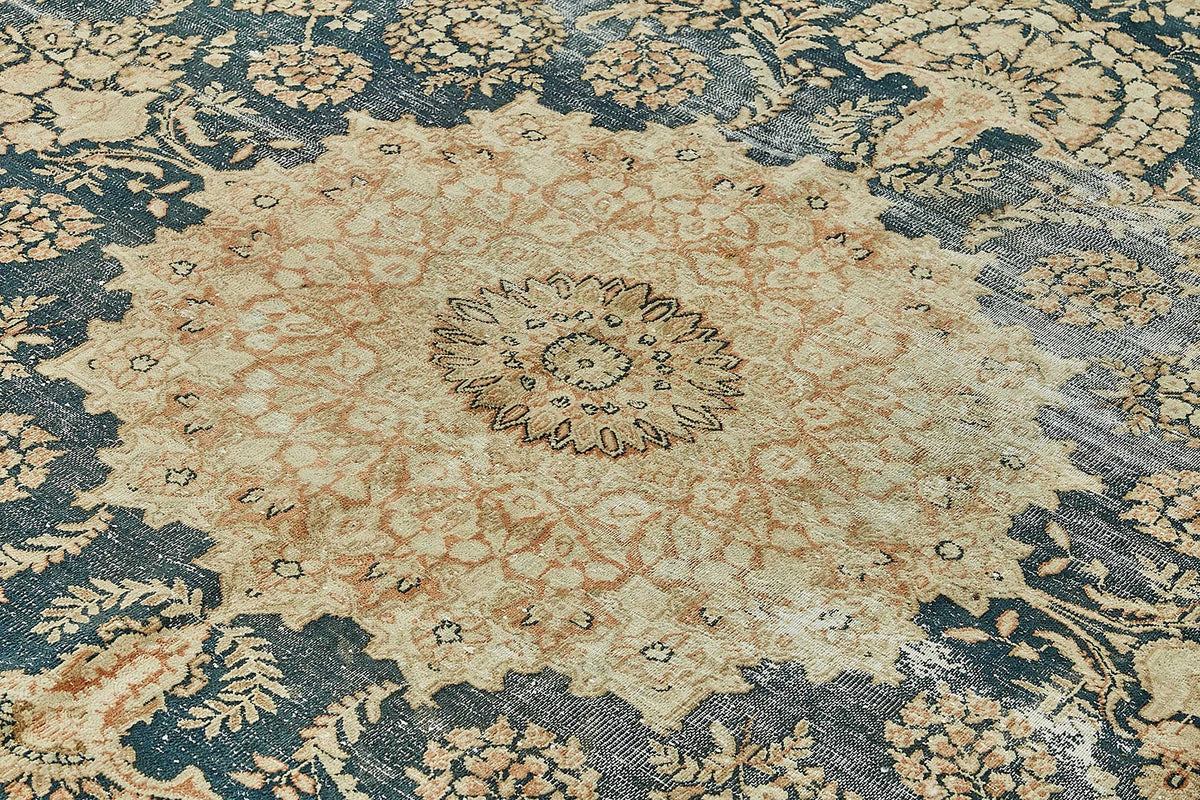 Rusvo Bej Lacivert Madalyon Desenli Yün El Dokuma Halı 262x347 cm – mekânda kullanım