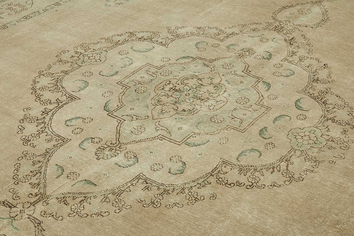 Rusvo Bej Rengi Halı Antrasit Gri ve Mavi Detaylı 301x392 cm 49466 – mekânda kullanım