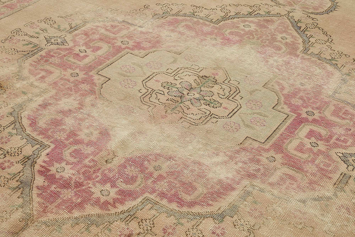 Rusvo Bej Pembe Madalyon Desenli Vintage El Dokuma Halı 287x386 cm – mekânda kullanım