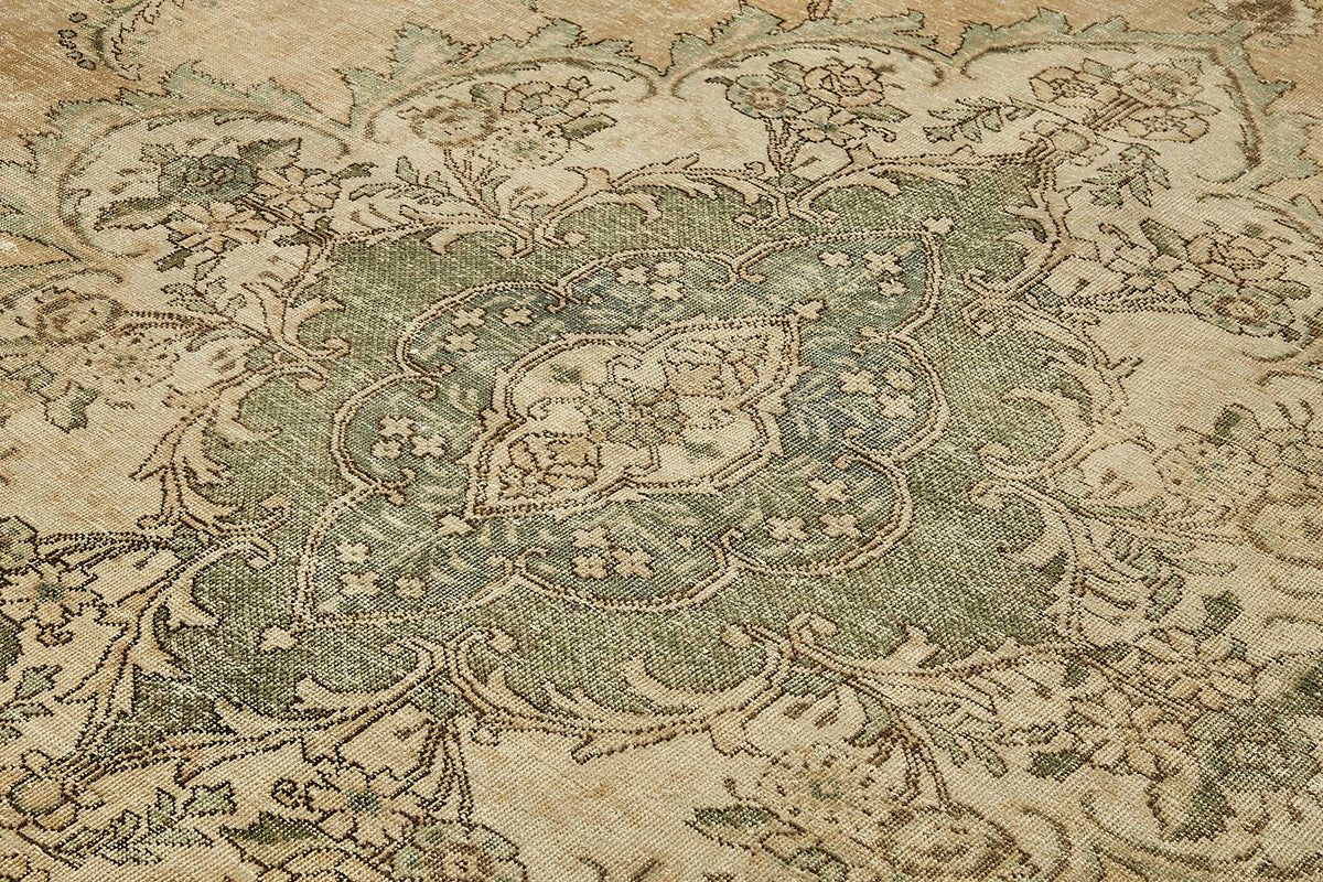 Rusvo Vintage Bej Rengi Yeşil ve Antrasit Madalyon Desenli El Dokuma Halı – mekânda kullanım