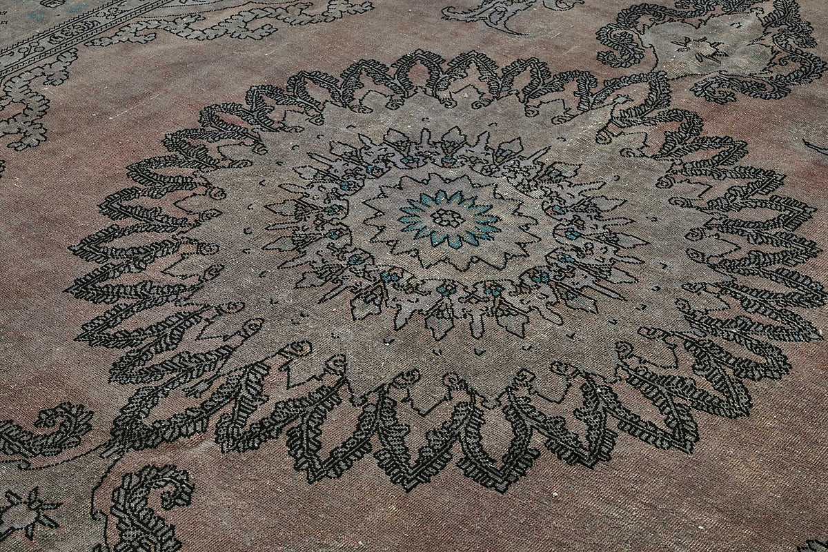 Zelko Toz Pembe Halı, Gümüş Zeminli ve Madalyon Desenli 239x392 cm – mekânda kullanım