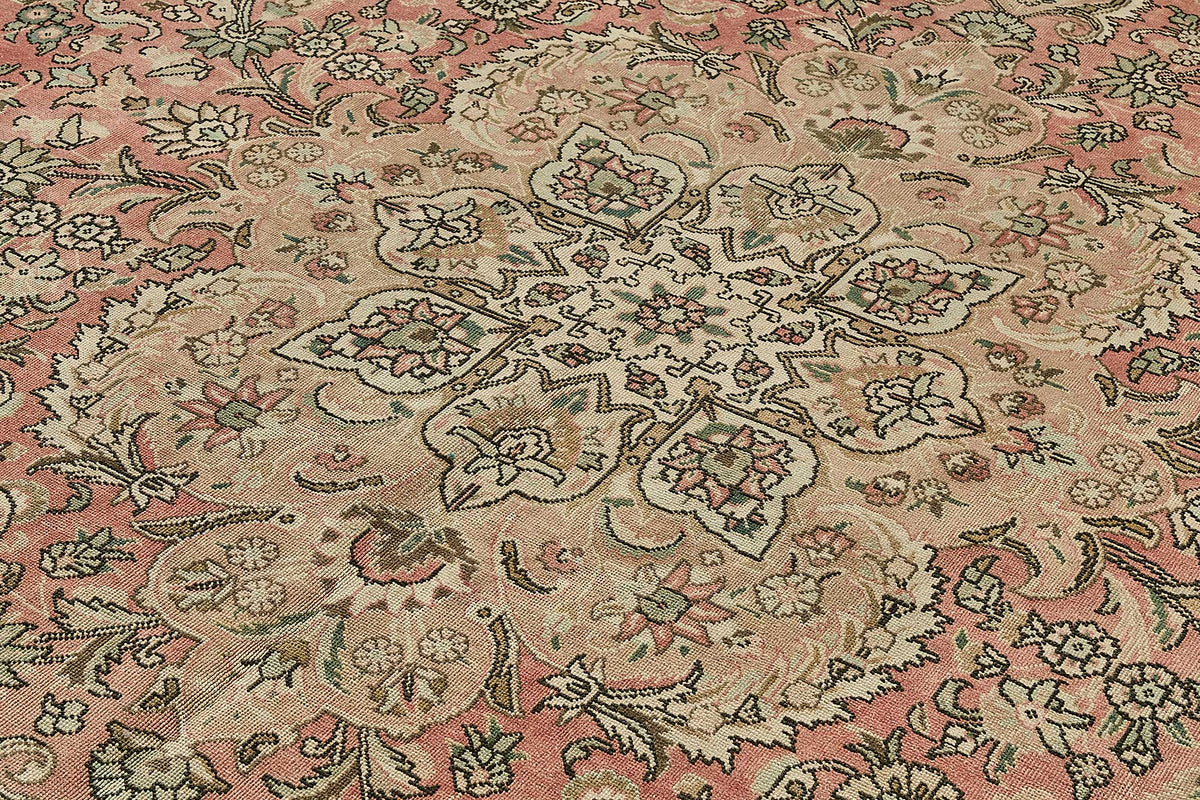Rusvo Madalyon Desenli Pembe Vintage El Dokuma Halı 287x404 cm – mekânda kullanım