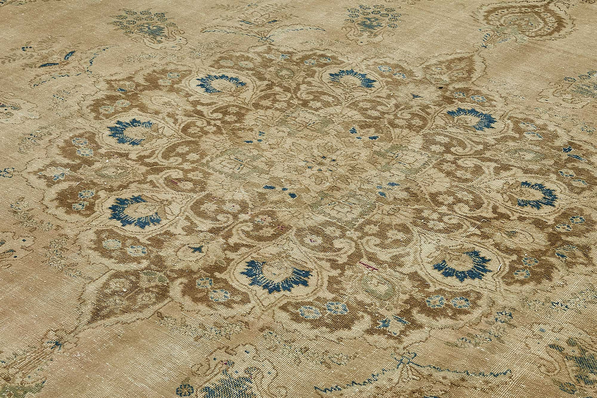 Rusvo Bej Kahverengi Madalyonlu Yün El Dokuma Halı 373x521 cm – mekânda kullanım