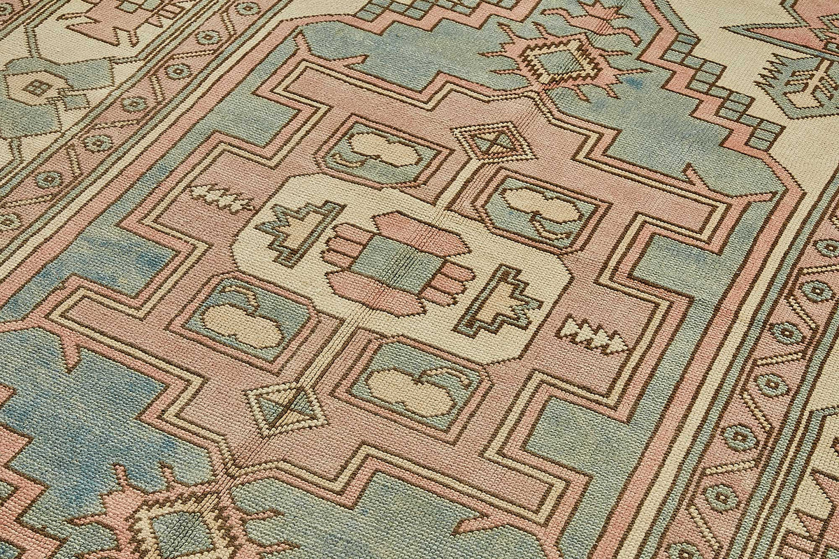 Kavale Bej ve Pembe Geometrik Desenli Yün El Dokuma Halı 179x270 cm – mekânda kullanım