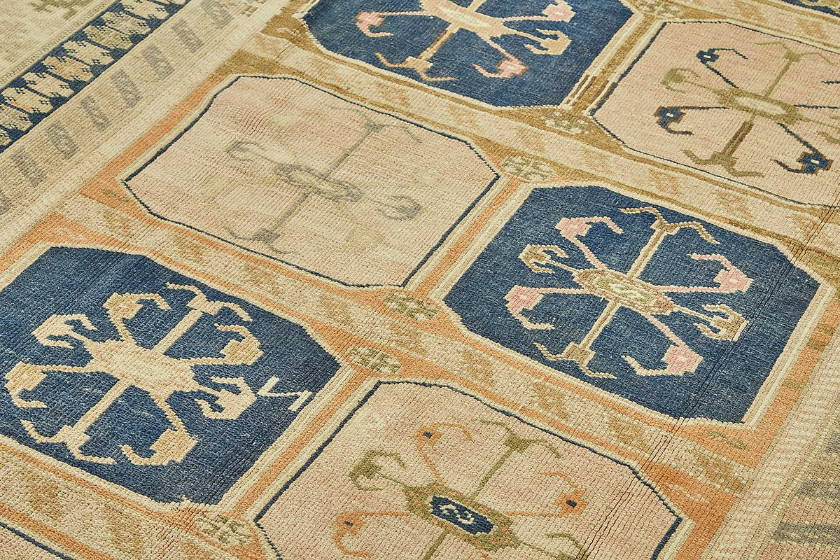 Kavale Bej Lacivert Madalyon Desenli Yün El Dokuma Halı 167x250 cm – mekânda kullanım
