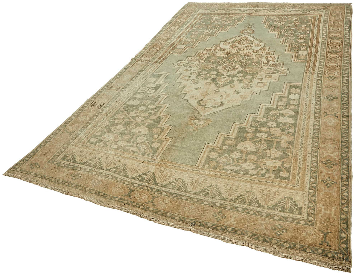 Kavale Adaçayı Yeşili Bej Madalyon Desenli Halı 177x324 cm – doku yakın çekim