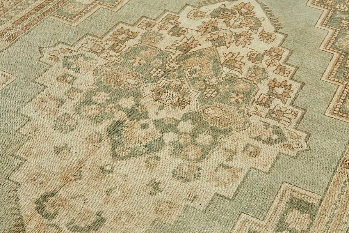 Kavale Adaçayı Yeşili Bej Madalyon Desenli Halı 177x324 cm – mekânda kullanım