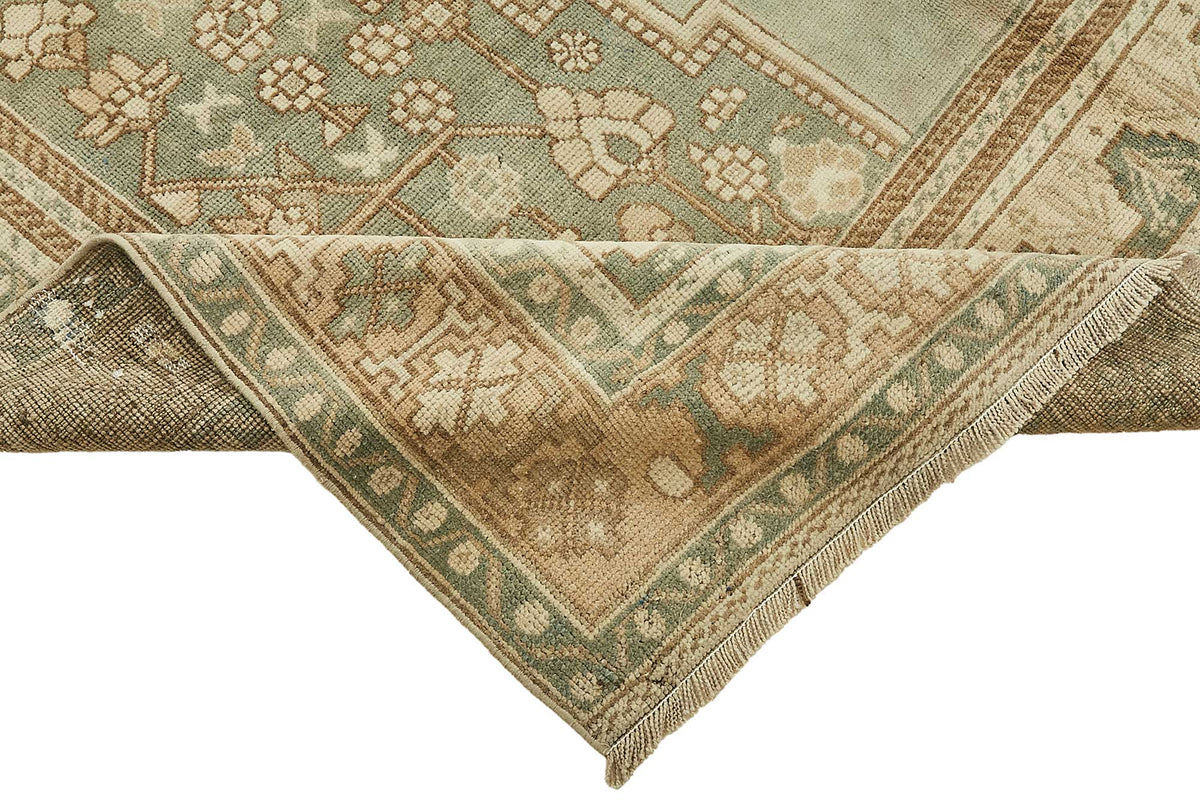 Kavale Adaçayı Yeşili Bej Madalyon Desenli Halı 177x324 cm – kenar detayı