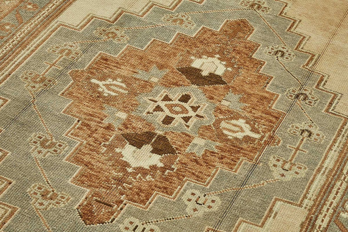 Kavale Gri Mavi ve Bej Geometrik Desenli Yün Halı 161x300 cm – mekânda kullanım