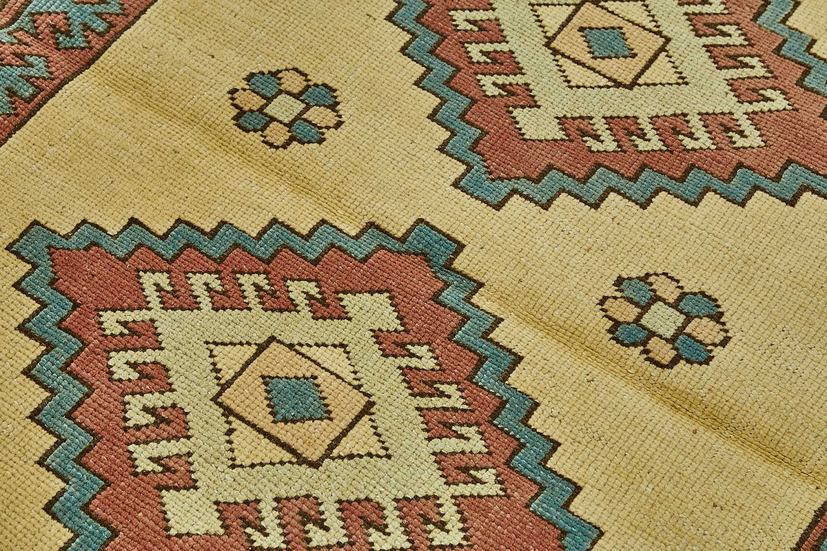 Gekro Sarı Kırmızı Madalyon Göbek Geometrik El Dokuma Halı 84x115 cm – mekânda kullanım