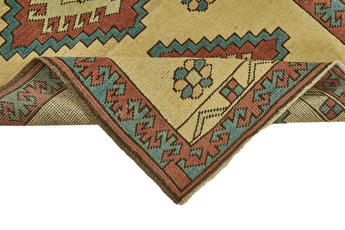 Gekro Sarı Kırmızı Madalyon Göbek Geometrik El Dokuma Halı 84x115 cm – kenar detayı