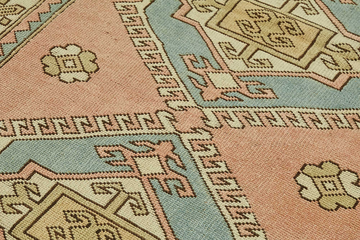 Gekro Pembe ve Mavi Geometrik Desenli Yün El Dokuma Halı 121x191 cm – mekânda kullanım