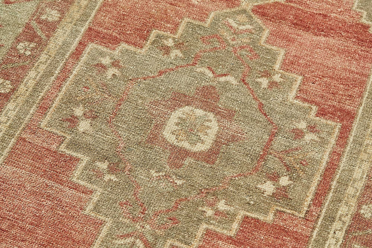 Gekro Yeşil ve Kırmızı Geometrik Desenli Yün Etnik Halı 106x193 cm – mekânda kullanım