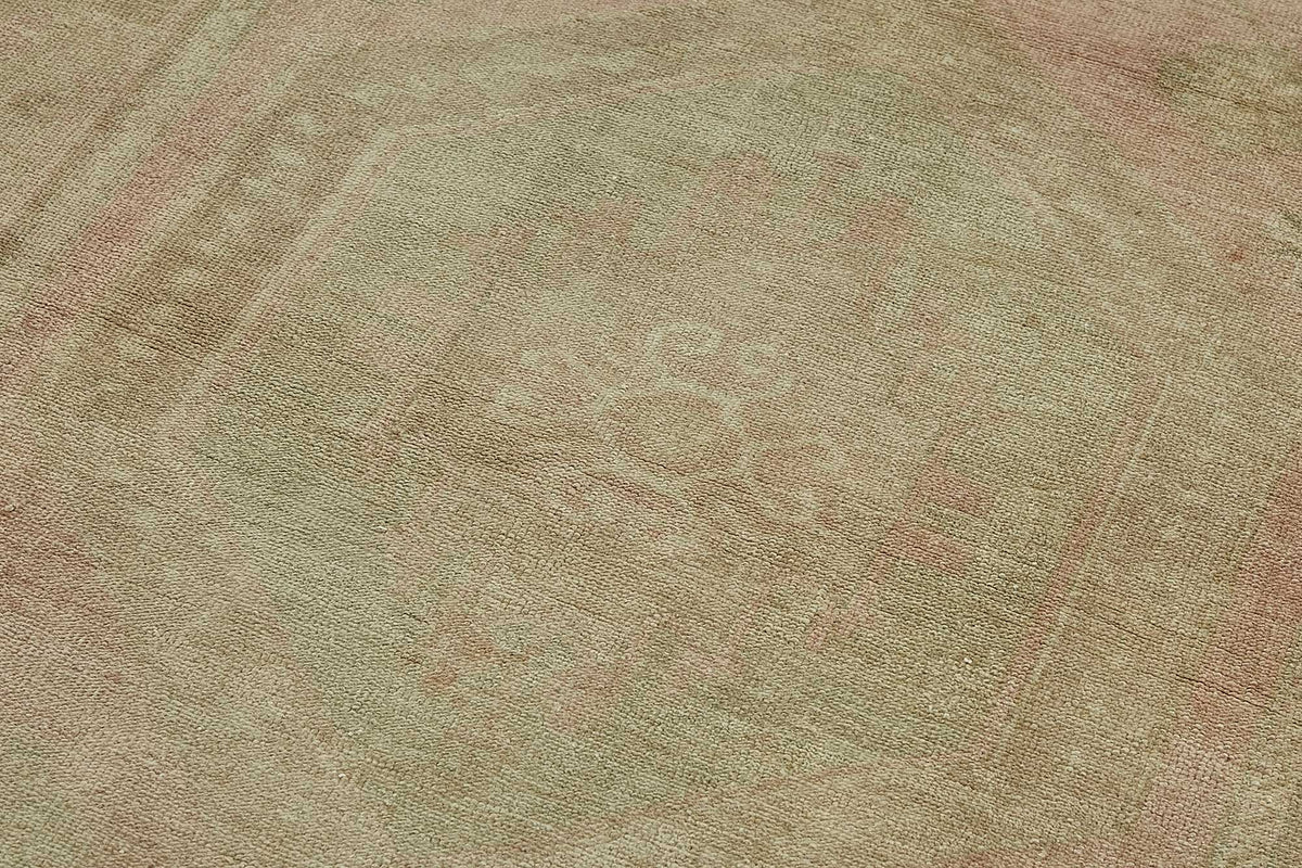 Kavale Bej Pembe Madalyon Desenli Yün ve Pamuk Halı, 126x260 cm – mekânda kullanım