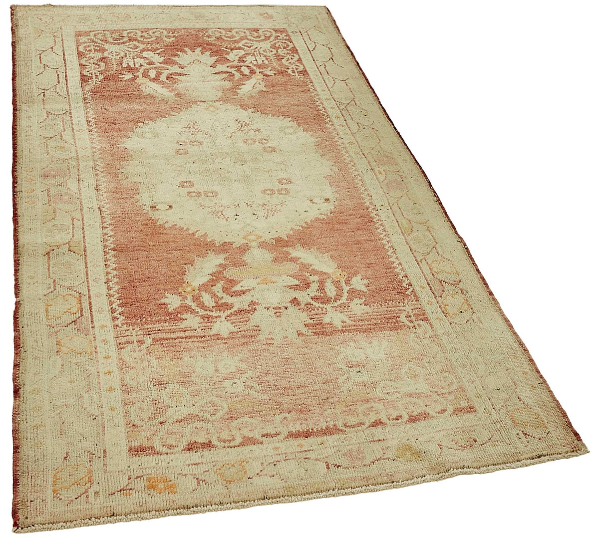 Gekro Anadolu Kırmızı Bej Madalyon Desenli El Dokuma Halı 106x190 cm – genel görünüm