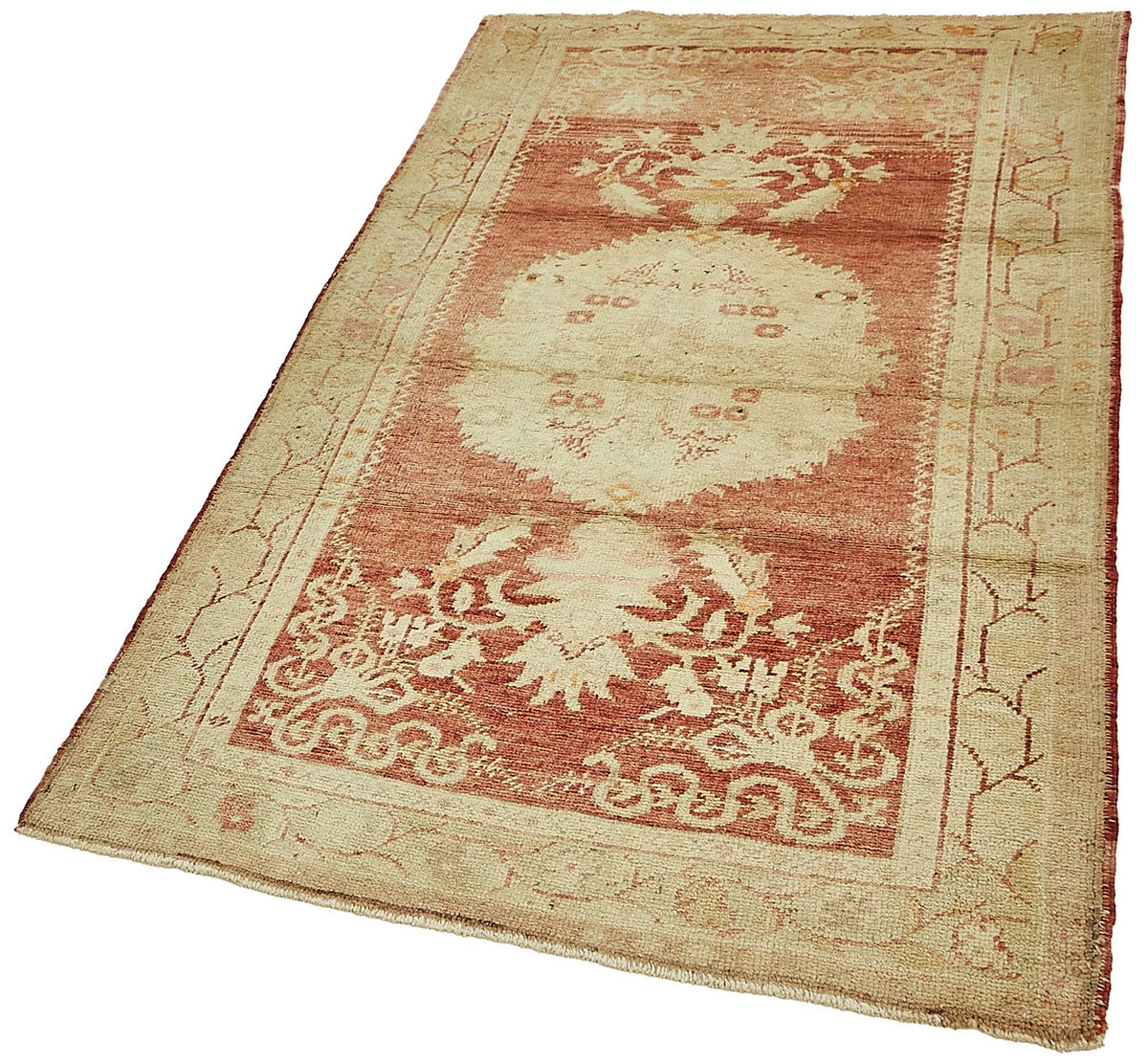 Gekro Anadolu Kırmızı Bej Madalyon Desenli El Dokuma Halı 106x190 cm – doku yakın çekim