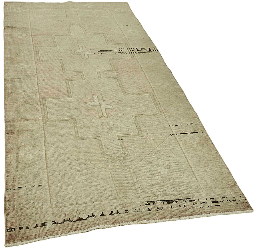 Gekro Bej ve Pembe Madalyon Desenli Anadolu El Dokuma Halı 106x240 cm – genel görünüm