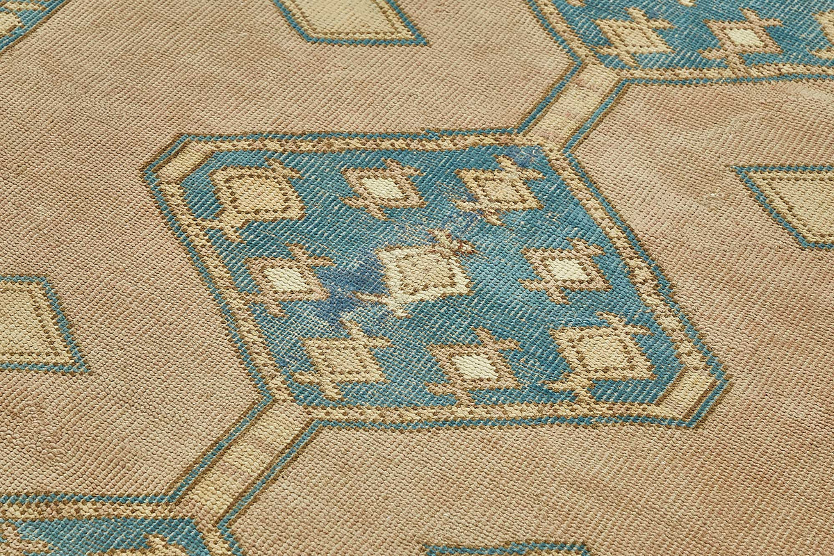 Gekro 30-50 Yıllık Bej Mavi Geometrik Desenli El Dokuma Halı 145x220 cm – mekânda kullanım