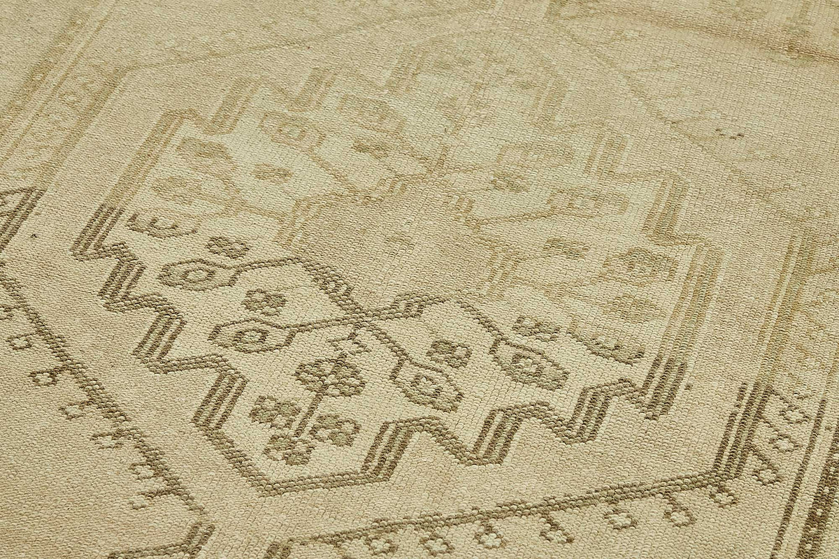 Kavale Geometrik Desenli Bej Rengi El Dokuma Halı 140x257 cm – mekânda kullanım