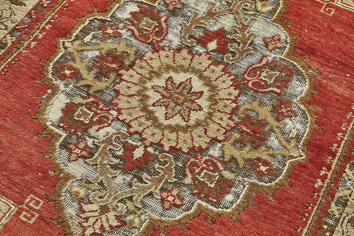 Gekro Kırmızı Bej Madalyon Desenli El Dokuma Halı 112x187 cm – mekânda kullanım