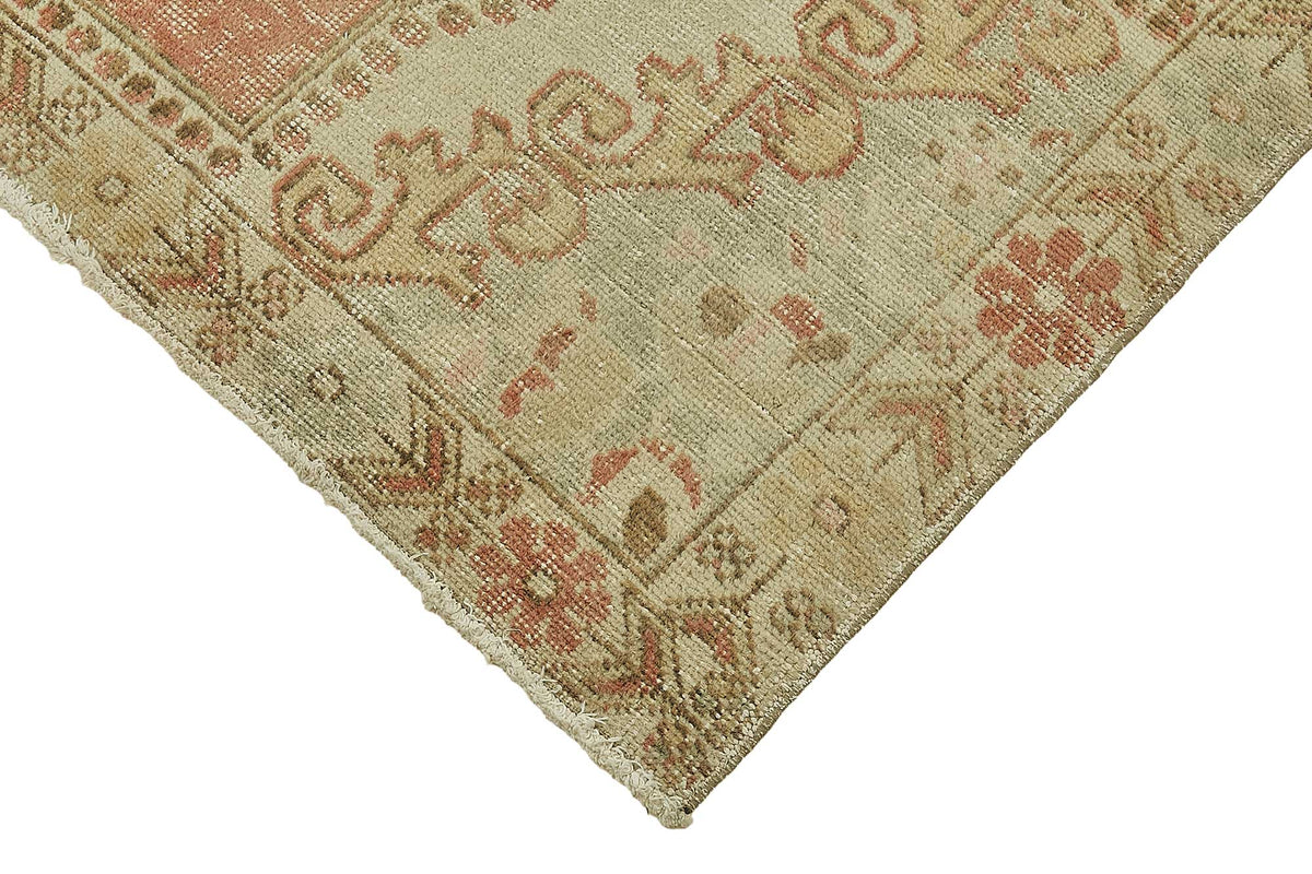 Gekro Bej Zeminli Kırmızı Madalyon Desenli Yün Halı 136x213 cm – detay görünümü