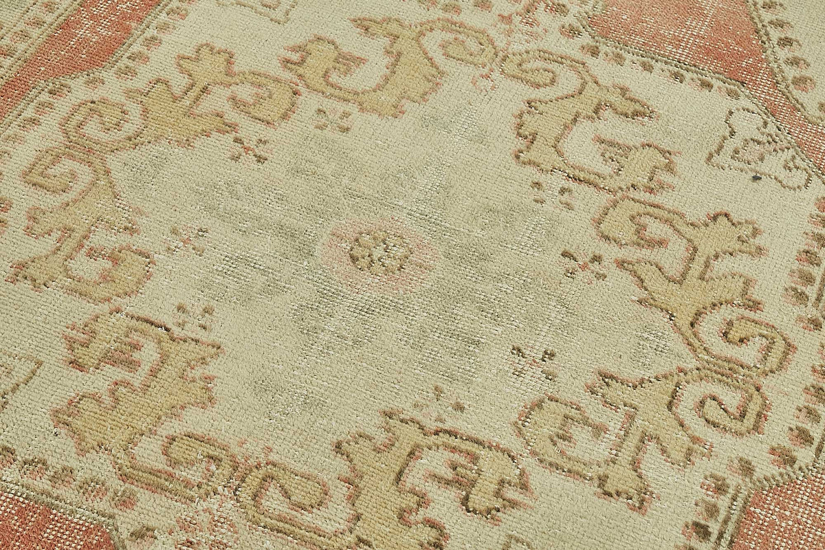 Gekro Bej Zeminli Kırmızı Madalyon Desenli Yün Halı 136x213 cm – mekânda kullanım