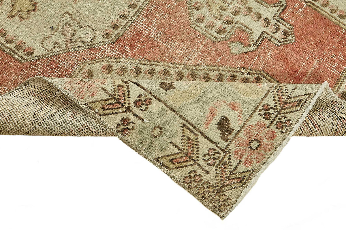 Gekro Bej Zeminli Kırmızı Madalyon Desenli Yün Halı 136x213 cm – kenar detayı
