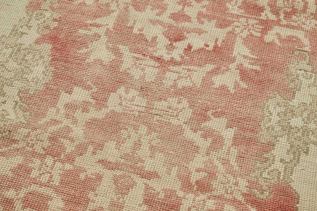 Tapis vintage Gekro tissé à la main, beige et rouge, motif médaillon 106x212 cm – en situation