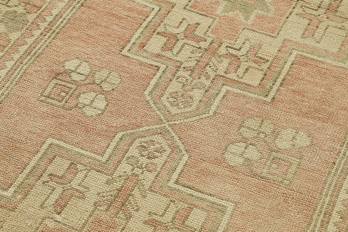 Gekro Bej ve Pembe Etnik Geometrik Desenli Yün Halı 121x250 cm – mekânda kullanım