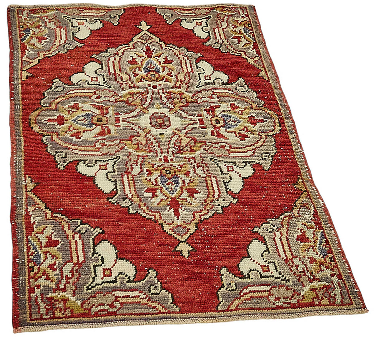 Gekro Kırmızı Madalyon Desenli Klasik Yün El Dokuma Halı 69x101 cm – genel görünüm