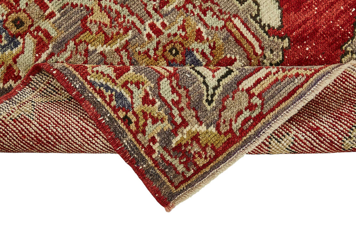 Gekro Kırmızı Madalyon Desenli Klasik Yün El Dokuma Halı 69x101 cm – kenar detayı