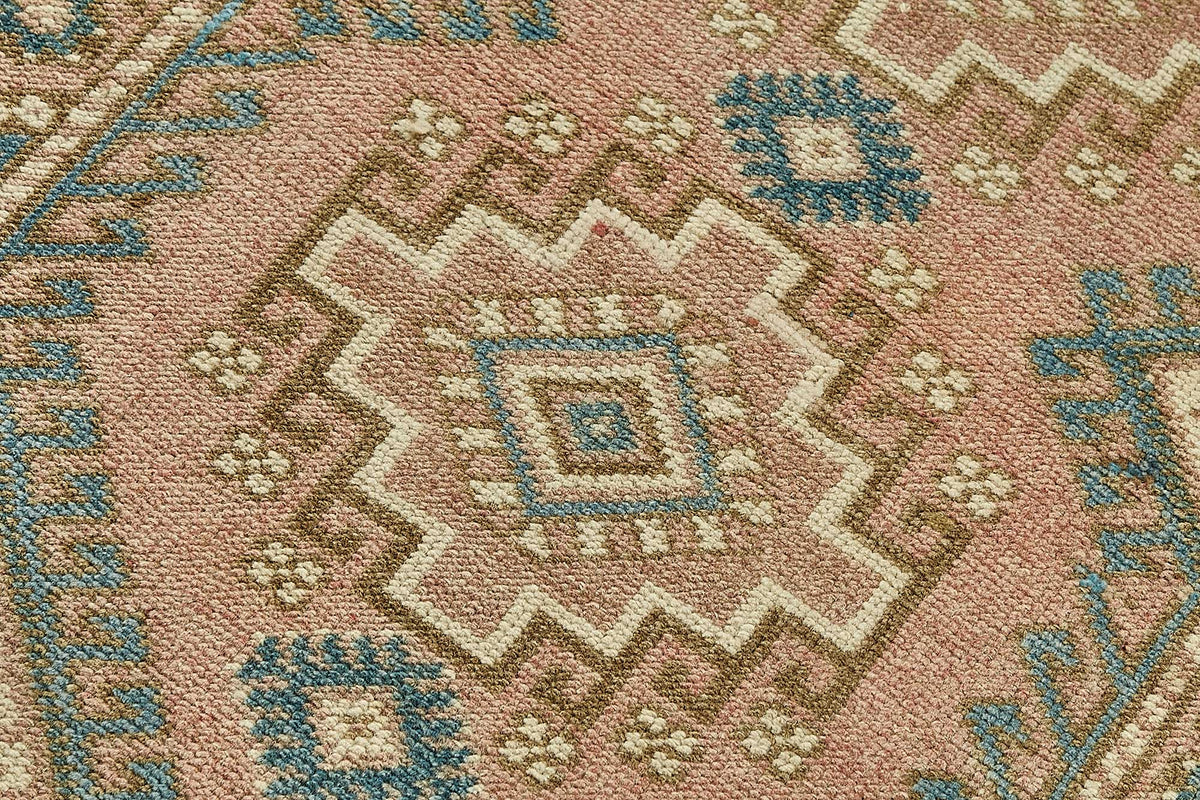 Gekro Pembe Mavi Etnik Geometrik Desenli El Dokuma Halı 65x110 cm – mekânda kullanım