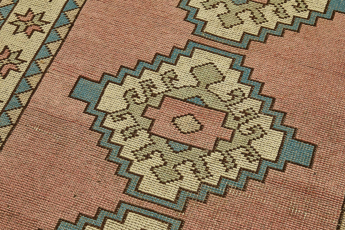 Gekro Geometrik Desenli Pembe Vintage El Dokuma Halı 104x196 cm 49954 – mekânda kullanım