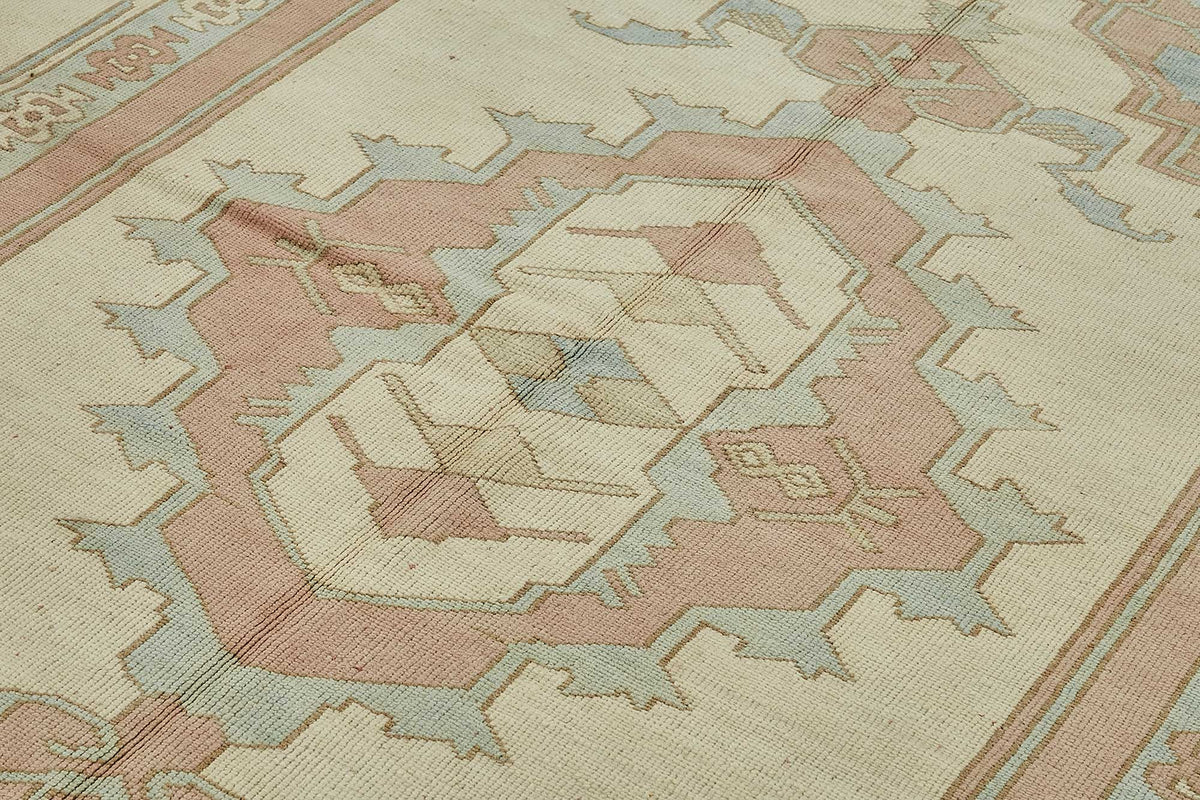 Kavale Krem Gümüş Madalyon Göbek Desenli El Dokuma Halı 222x285 cm – mekânda kullanım
