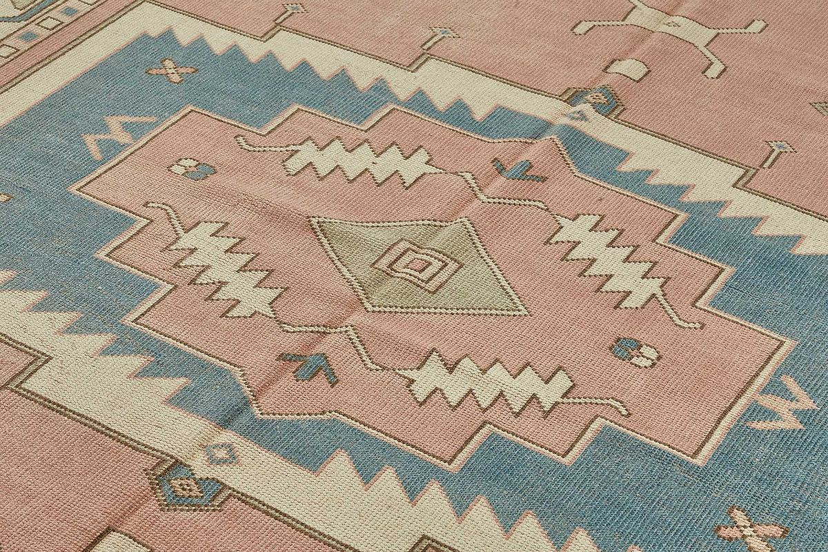 Kavale Pembe Mavi Madalyon Desenli Geometrik El Dokuma Halı 228x291 cm – mekânda kullanım