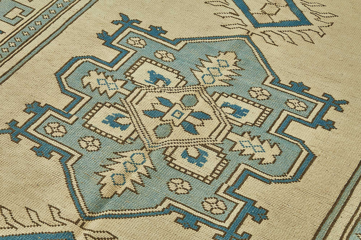 Kavale Bej ve Mavi Madalyon Desenli Yün Vintage Halı 172x235 cm – mekânda kullanım