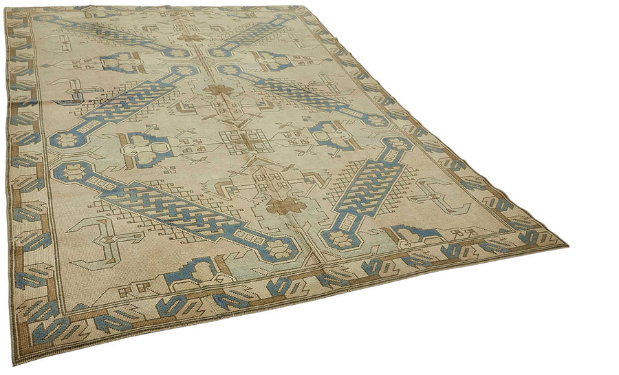 Alfombra artesanal Kavale de color beige y azul con diseño abstracto 235x300 cm – vista general