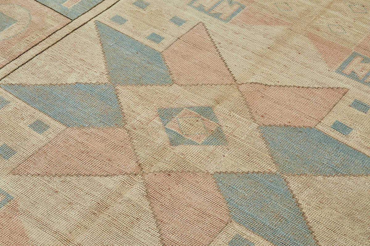 Kavale Anadolu Bej Mavi Madalyon Desenli El Dokuma Halı 187x244 cm – mekânda kullanım