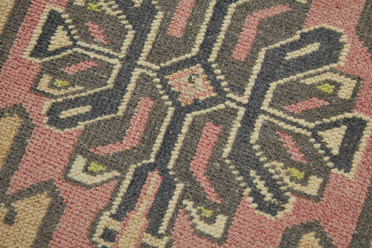 Vayla Pembe Bej Geometrik Desenli Etnik El Dokuma Halı 51x87 cm – mekânda kullanım